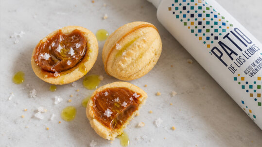 Descubre cómo combinar dulce de leche con AOVE y sal en escamas: una mezcla sencilla, sorprendente y perfecta para dar un giro diferente a tus postres.